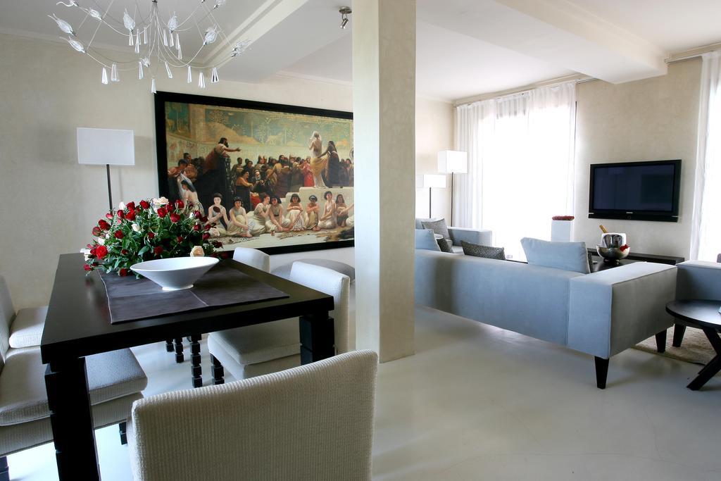 Les Jardins De La Koutoubia Hotel Marrakesh Bilik gambar A living room in a house