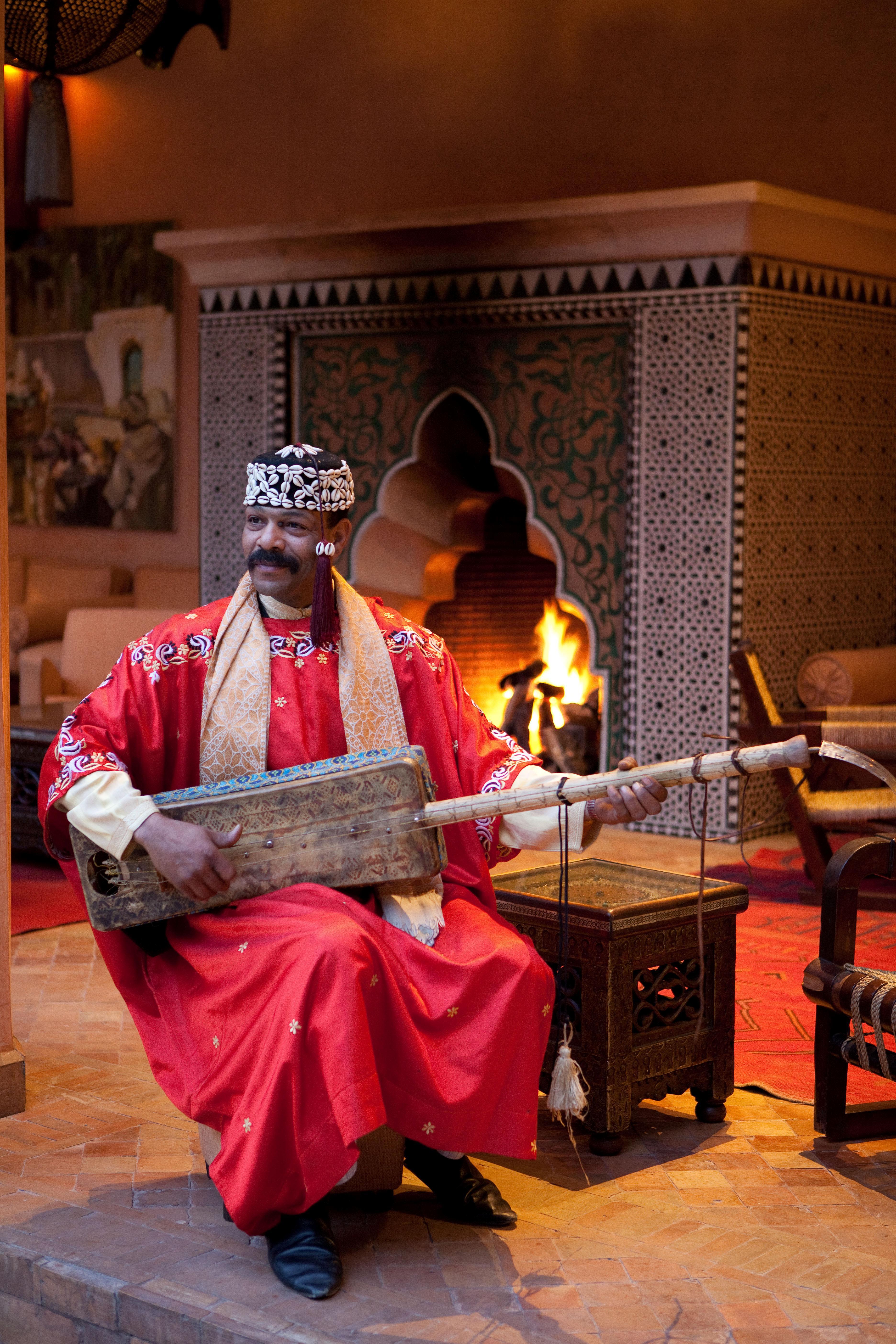 Les Jardins De La Koutoubia Hotel Marrakesh Luaran gambar Gnaou musician playing the guembri