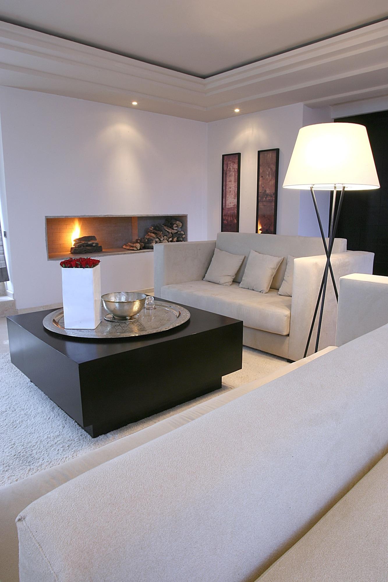 Les Jardins De La Koutoubia Hotel Marrakesh Luaran gambar A living room with a fireplace
