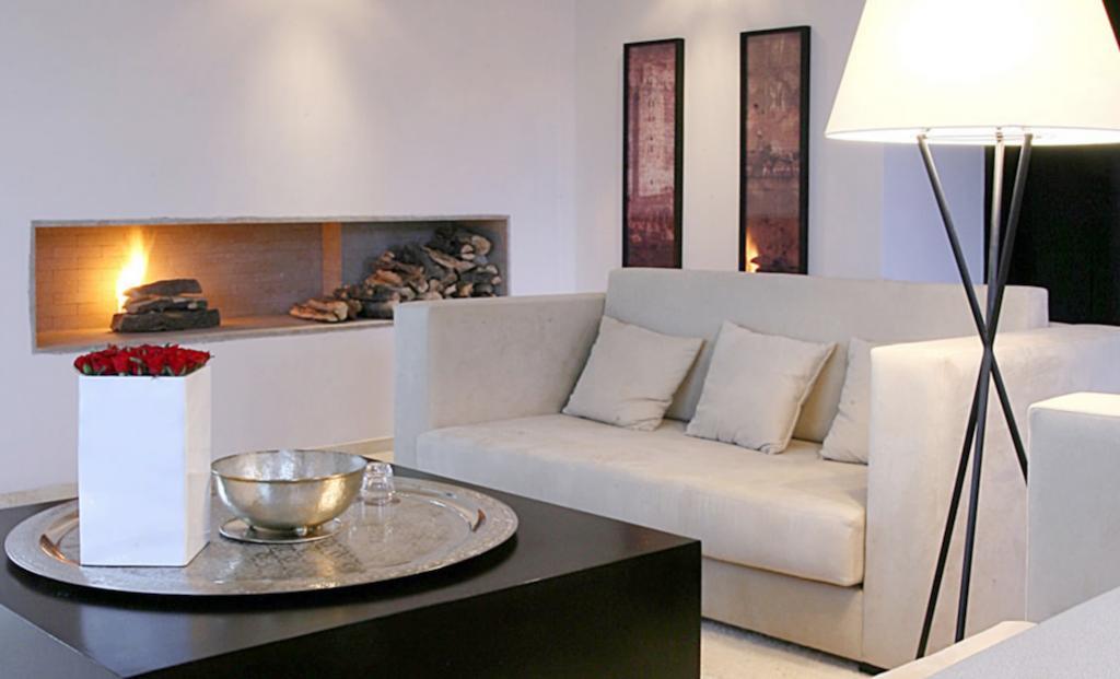 Les Jardins De La Koutoubia Hotel Marrakesh Luaran gambar A living room with a fireplace