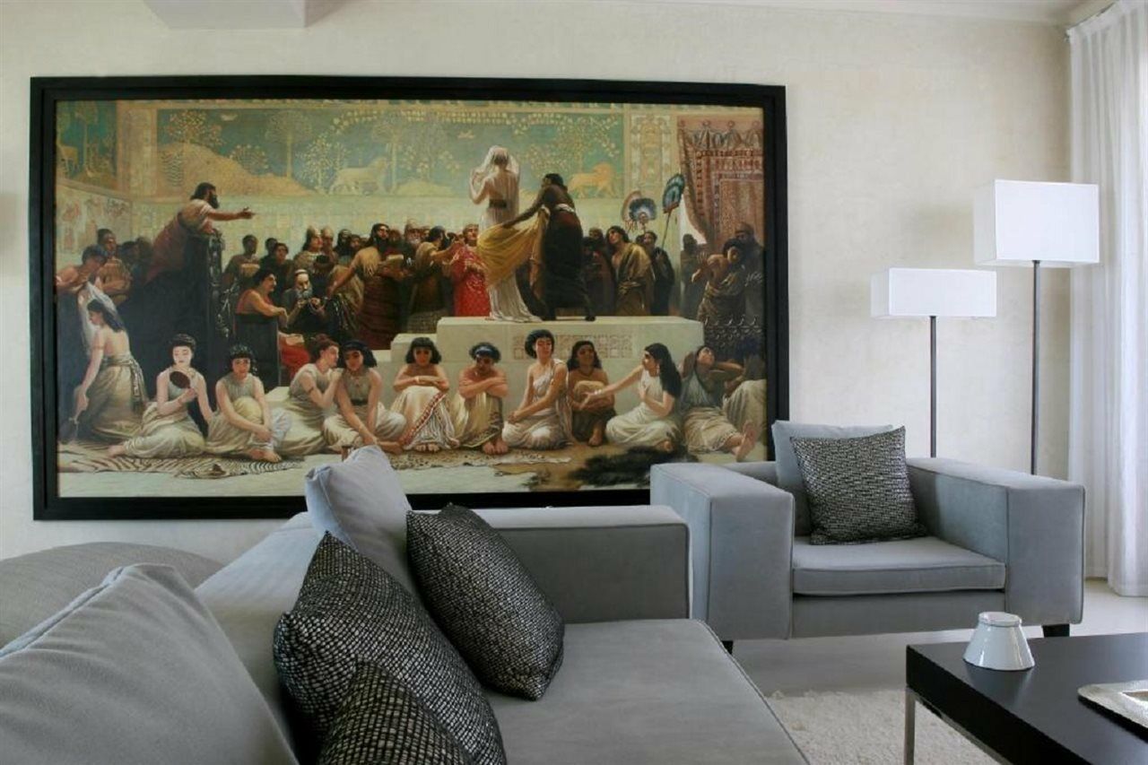 Les Jardins De La Koutoubia Hotel Marrakesh Luaran gambar A living room with a painting